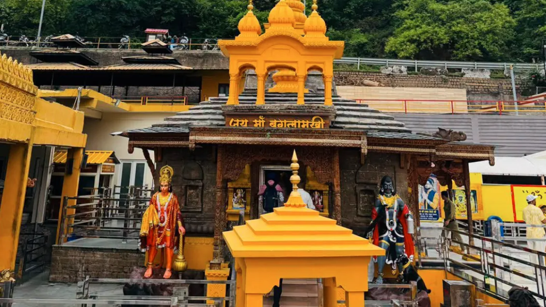 पीले रंग की देवी माँ बगलामुखी की अद्भुत कथा और उनका महत्व